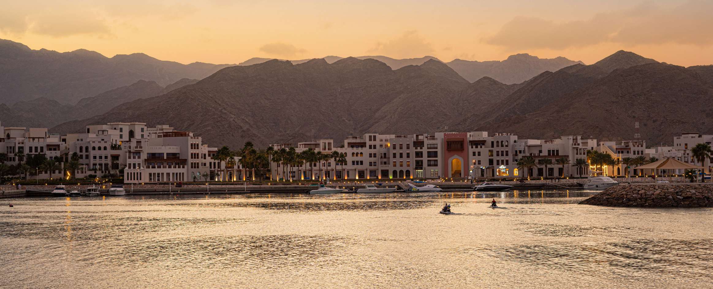 Jebel Sifah – marina en kustlijn bij zonsondergang